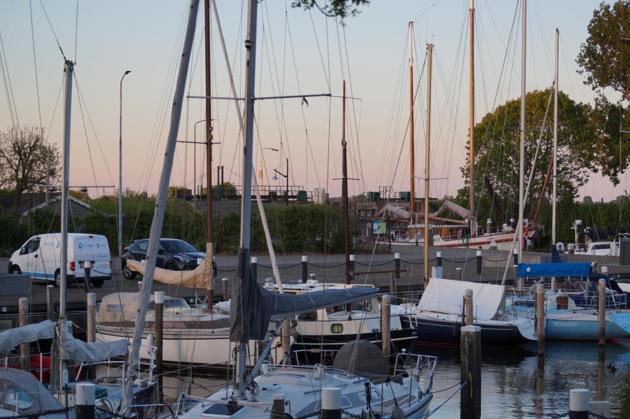 B&B Logeren Bij De Burgemeester Stad aan 't Haringvliet Exterior photo